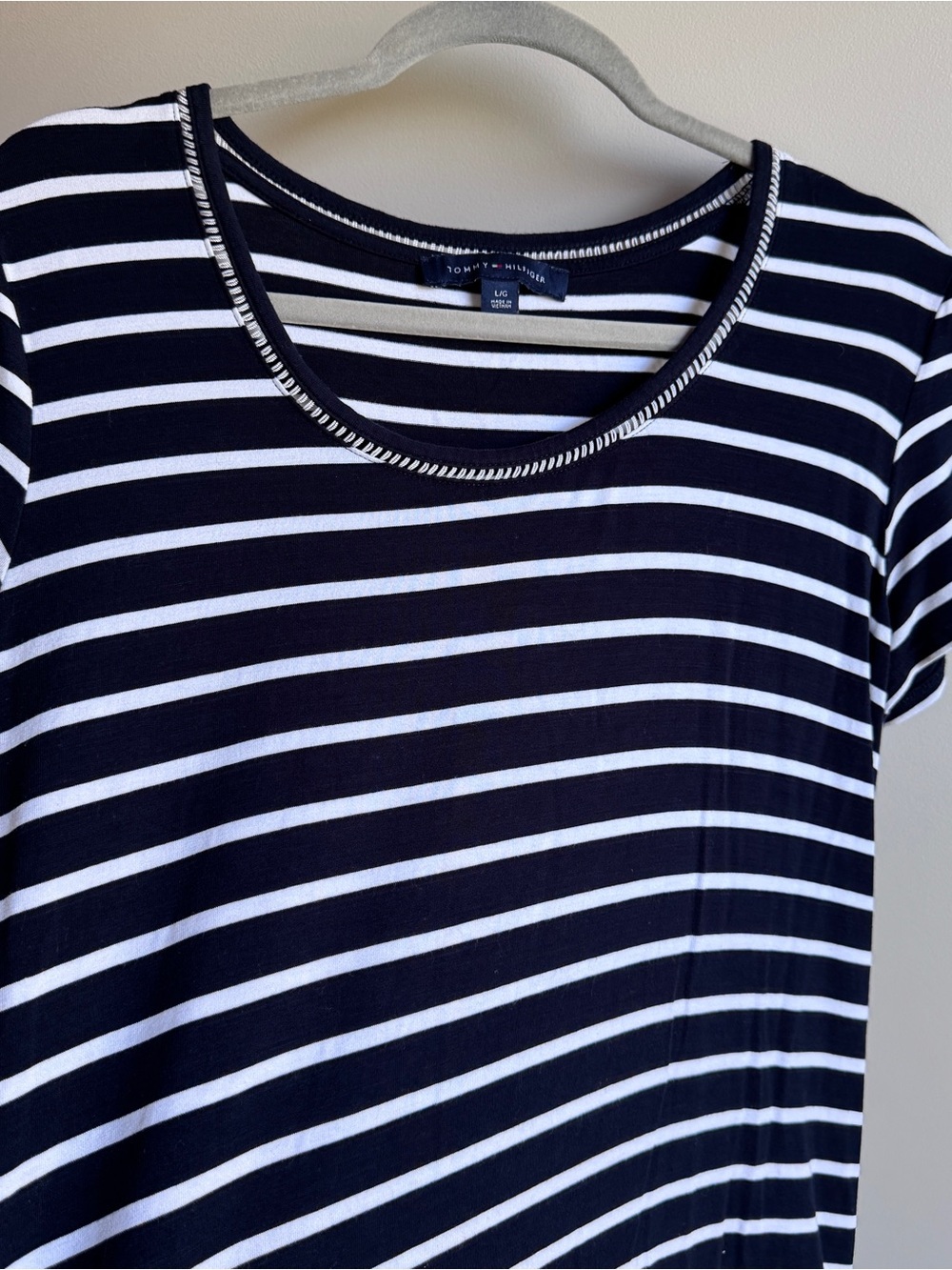 Tommy Hilfiger Navy and White Scoop Neck Shirt Women’s Size Large